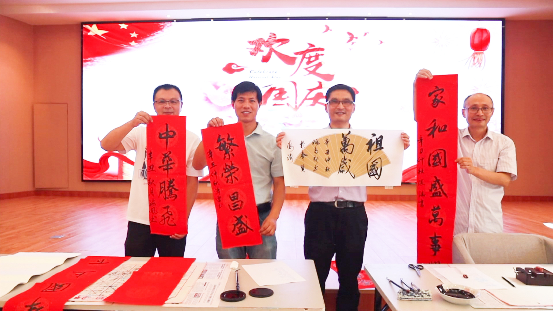 升*旗国**、管弦乐团快闪演奏、“我为祖国送祝福”……上海应用技术大学这样深情告白祖国