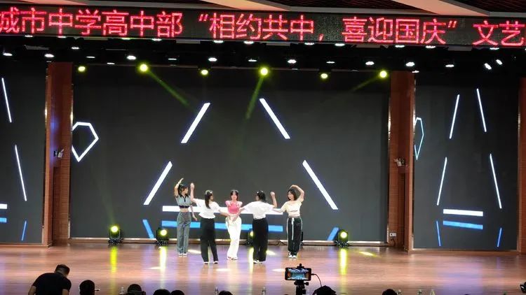 共青城市中学,共青城市中学国庆节晚会2020