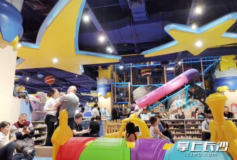 天气回暖遛娃,天气热了遛娃去商场