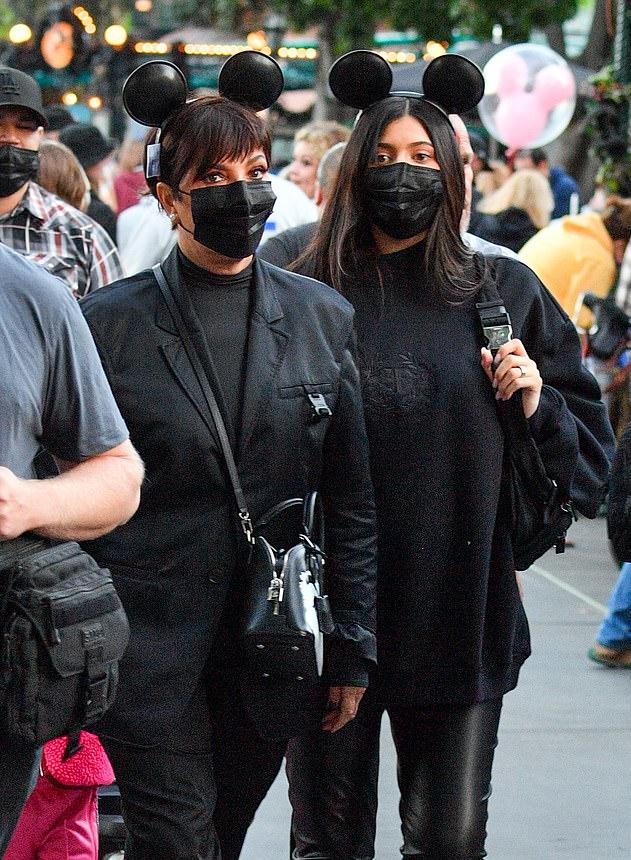 怀二胎的金小妹母女逛迪士尼！卫衣遮不住孕肚，戴米老鼠发箍扮嫩