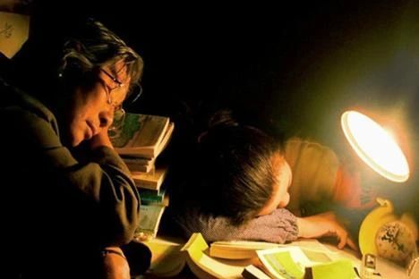 年仅20岁北美高材生张一得自杀去世，网红单亲爸爸遭质疑