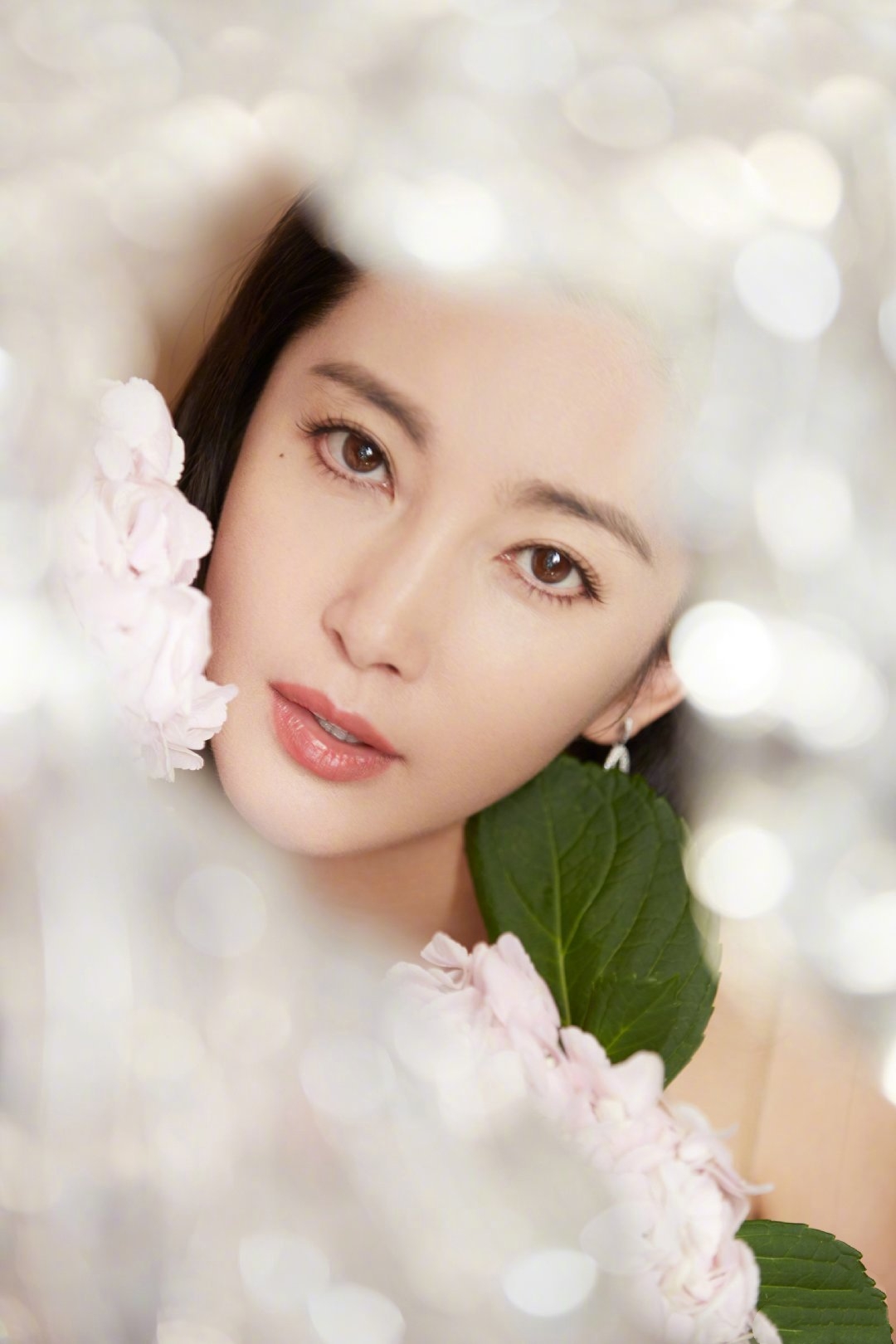 脸上有许多有痣的女生代表什么,脸上有痣的女孩子是不是不好看