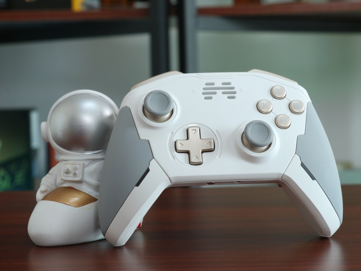 游戏手柄北通新一代宙斯,北通宙斯白金版游戏手柄开箱