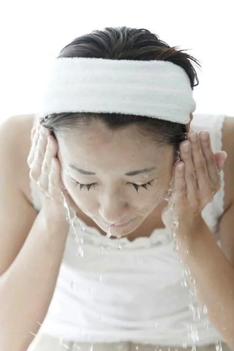 自然妆干皮肤的正确化妆方法,油性皮肤化妆的正确步骤教程