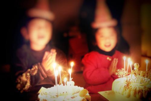 “最委屈生日”火了，看见桌上爸爸送的假蛋糕，孩子哭着许愿