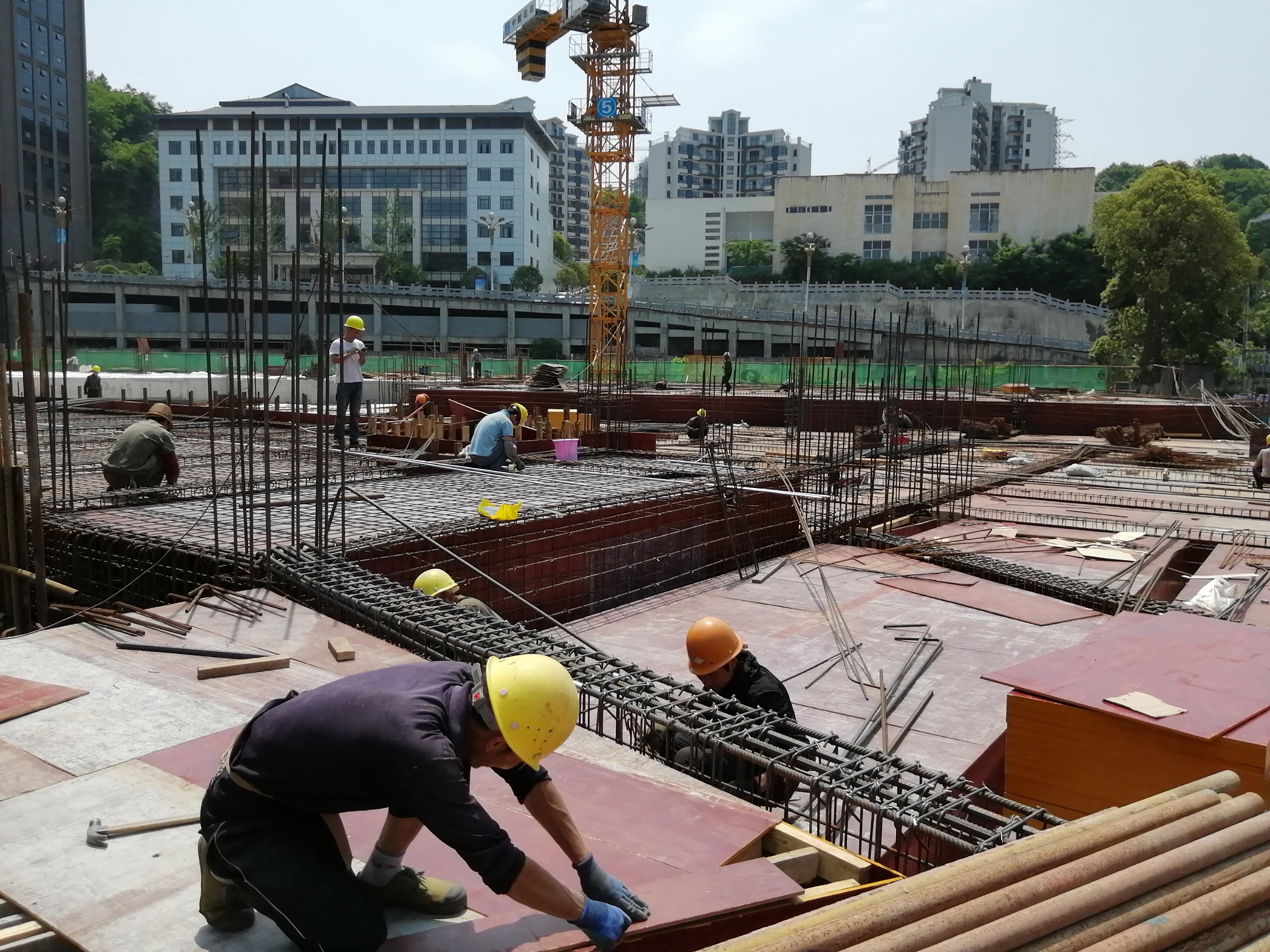 中建四局遵义战高温抢工期，正习高速复兴特大桥右幅中跨合龙