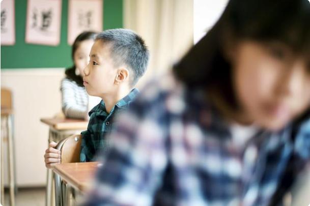 女生喜欢宅在家是什么性格,出去玩和宅在家的孩子有什么区别