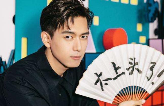 明星被恶意拍摄，杨幂大腿根部走光，阿娇早年演出更衣室被*拍偷**