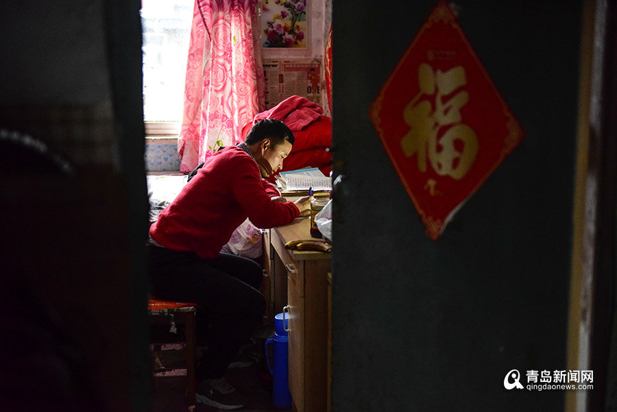 白天拌水泥，晚上写诗歌…青岛这位农民工在地下室写出几十万字小说