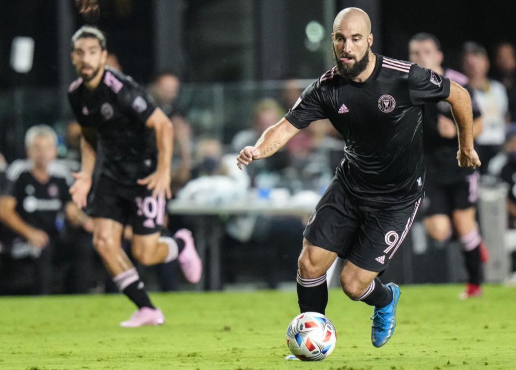 伊瓜因为什么总丢单刀,伊瓜因为什么离开五大联赛