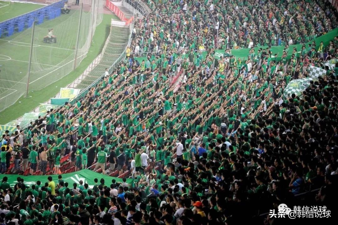 国内打篮球人多还是足球多,全世界足球球迷和篮球球迷哪个多