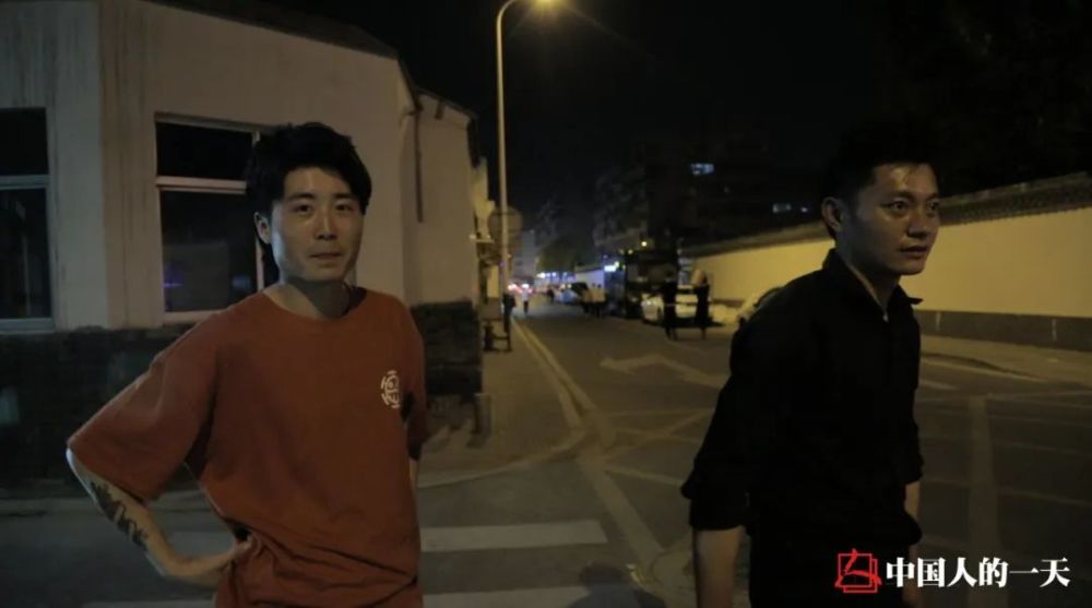 小城镇摆摊做炒饼一晚上挣多少钱,80后小伙在夜市摆摊