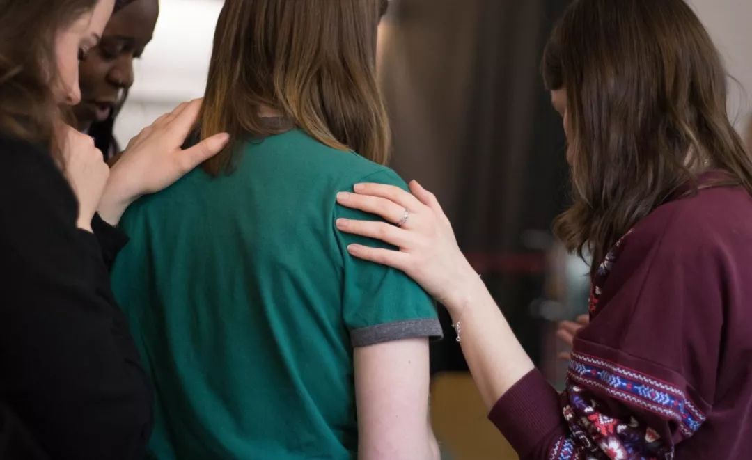 闺蜜的最高境界就是各忙各的,闺蜜的最高境界就是心神合一