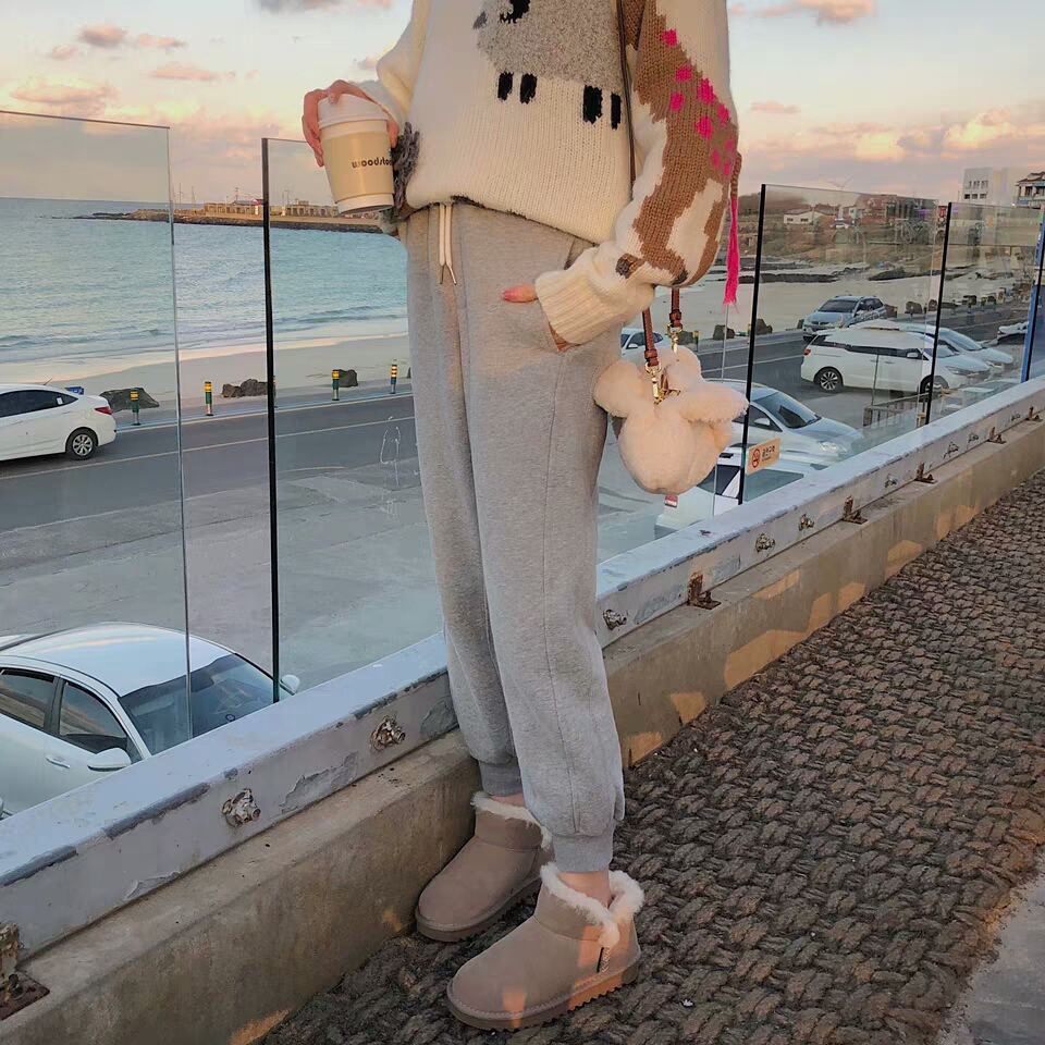 秋冬季美眉们必不可少时髦裤子，穿上特别减年龄又显瘦