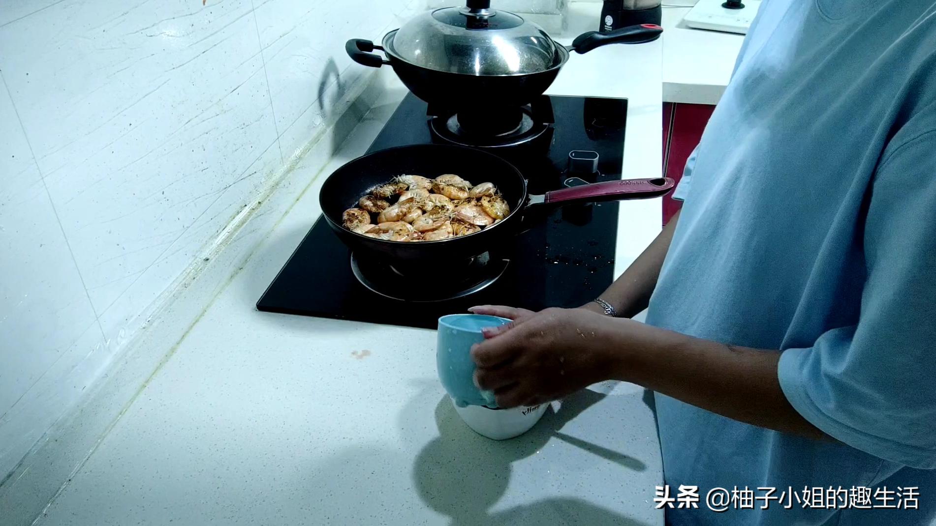 番茄油焖大虾正宗做法,油焖大虾家常做法虾肉鲜嫩又入味