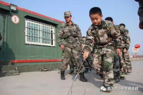 少儿军事夏令营暑假班,军事夏令营助力孩子们实现蜕变