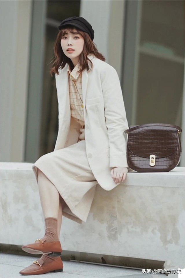 修身款小西装搭配什么裤子好看,短款小西装怎么搭配好看又时尚