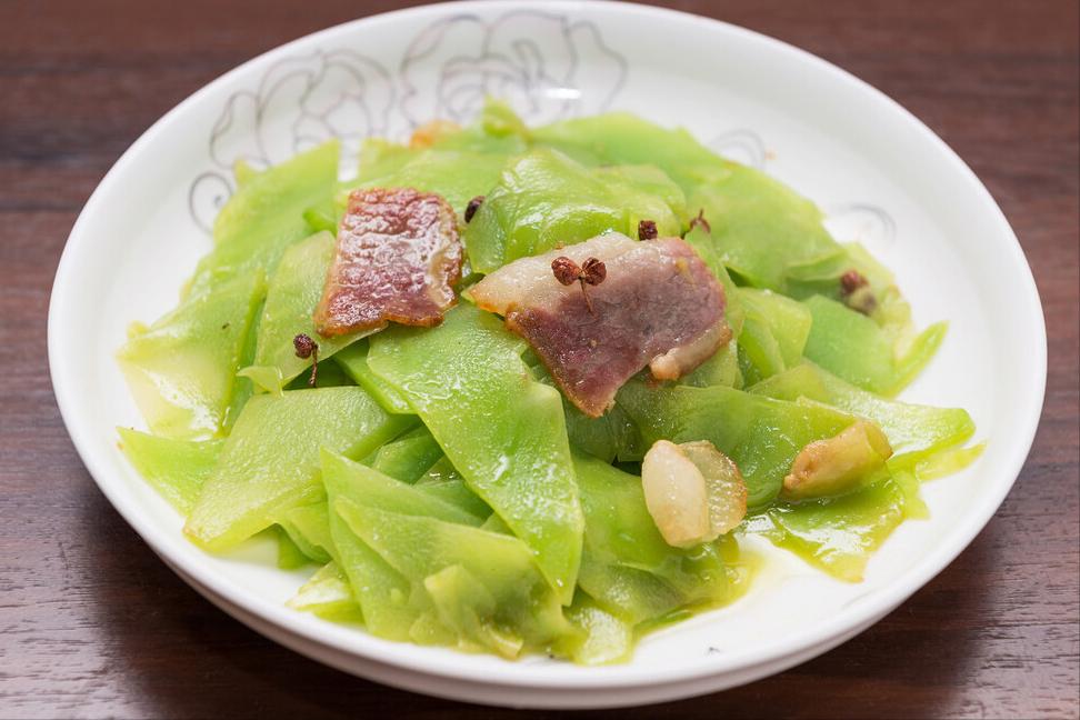 炒莴笋时莴笋清脆不发黑的小妙方,腊肠炒莴笋做法莴笋要不要先焯水