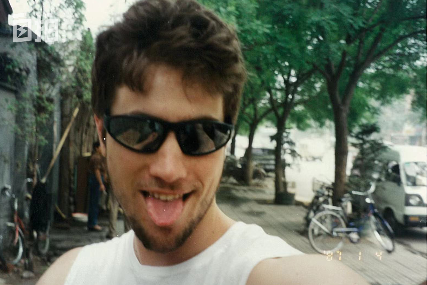 我叫曹操，美国人，娶北京姑娘、学中国文化，现在变成了北京大爷