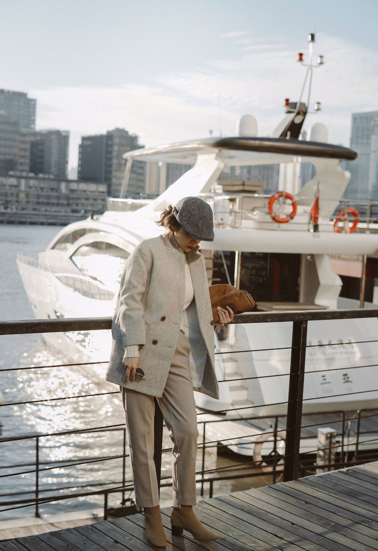 卡其色大衣毛茸茸怎么搭冬季,卡其色短裤呢子大衣穿搭高级感