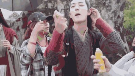 女人过40，建议出门戴帽子，既防晒又减龄，45像35，时髦又有档次