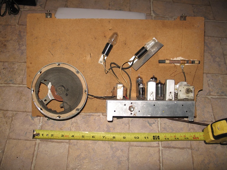 1965年，足球迷专属的“记分卡”收音机，拆开看看里面电路零件