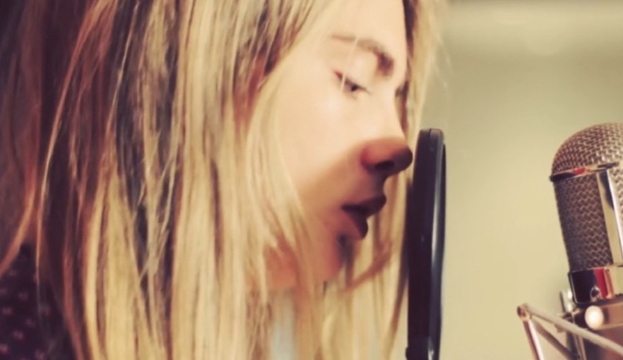 甜！英国贵族超模爱上美国女演员，机场热吻，狂撒狗粮