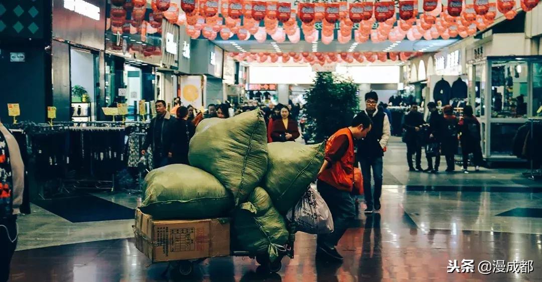据说不来这里就白来成都，你一定没有见过这么魔幻又传奇的荷花池