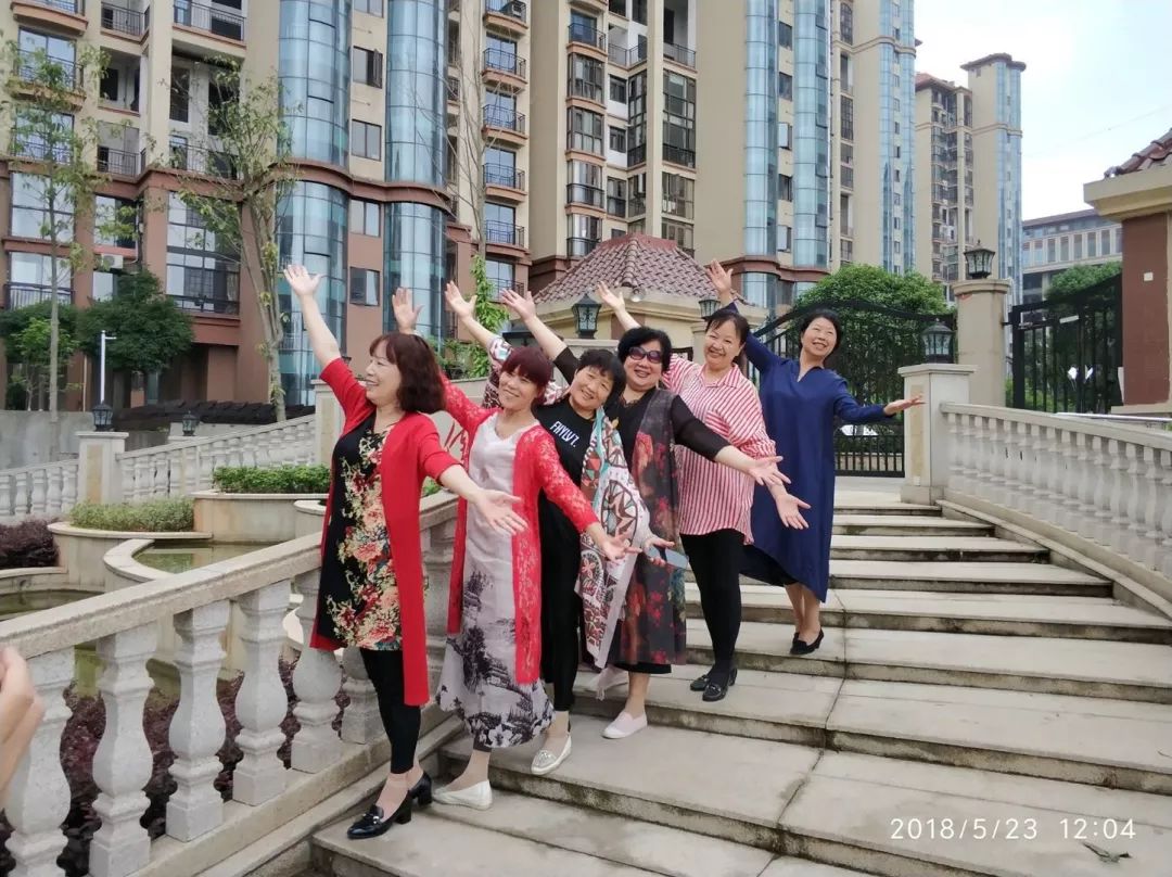 大妈旅游照专用动作,中国大妈外出旅游标准动作