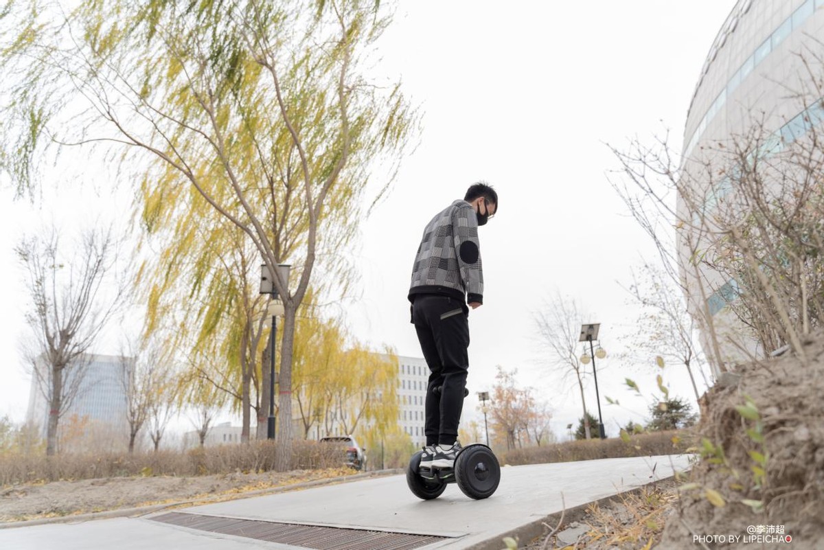 9号平衡车体验：不仅仅是年轻人的酷乐玩具