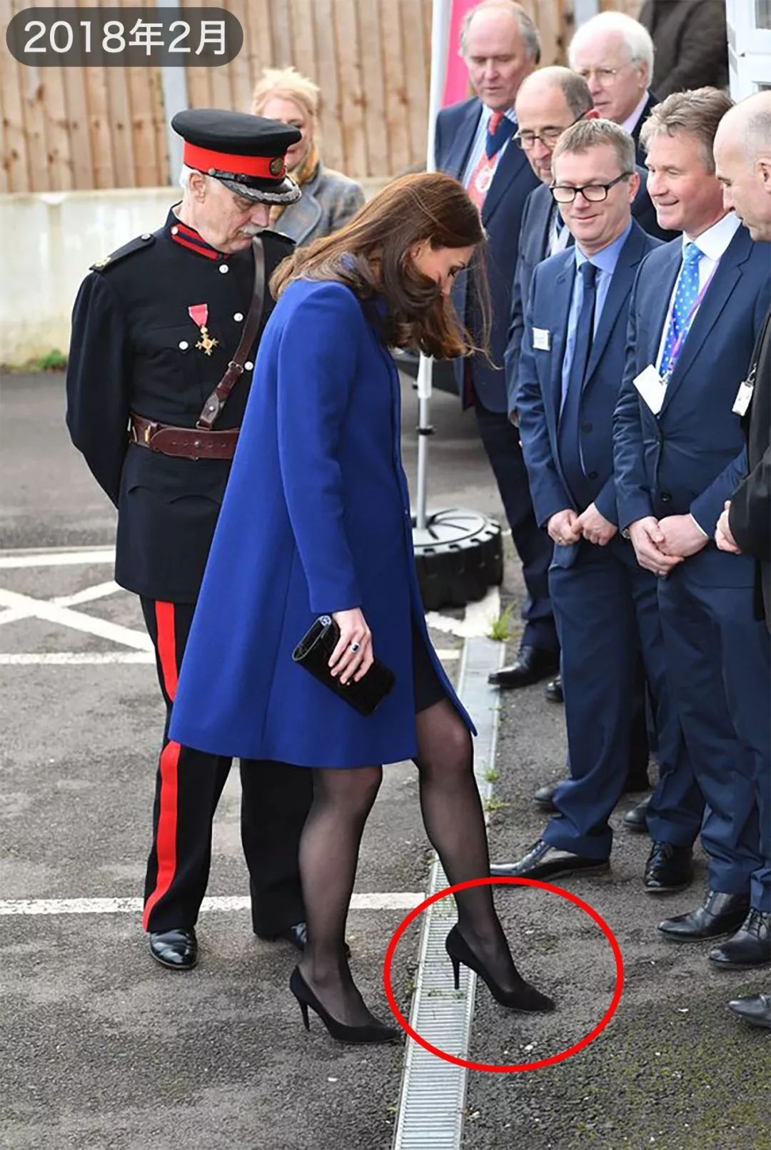 凯特王妃不小心鞋跟掉到排水道口,凯特王妃被踢
