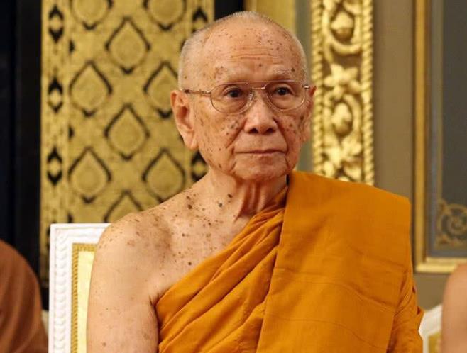 68岁泰王接受匍匐跪拜,泰王跪拜九十岁僧王