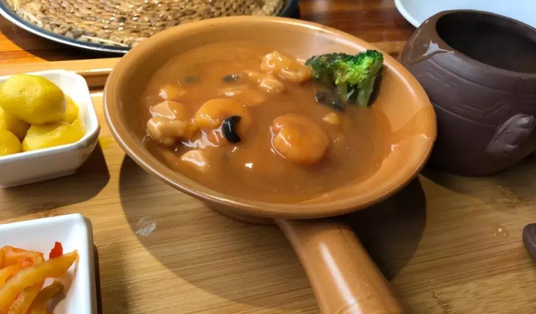 魔都惊现「2层楼小香港」，卖“蹦迪海鲜”！花胶鸡、6头鲍免费送