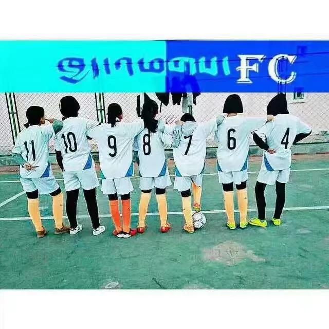 男足女队长照片,男足球队里唯一的女孩