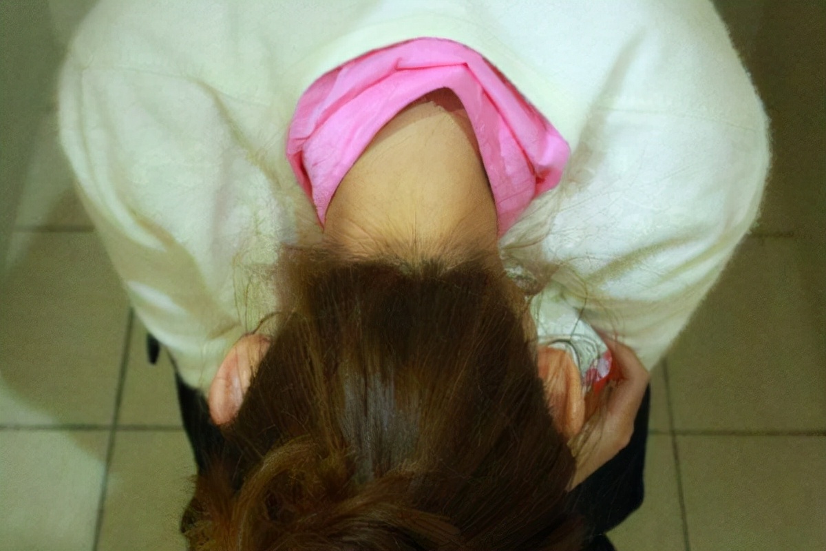 女生洗澡时会站着尿尿吗？别不好意思，看看对身体有益还是有害？