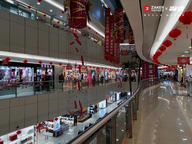 挖孔屏好用吗，相机自带8倍镜，能玩英雄联盟：光荣V20体验