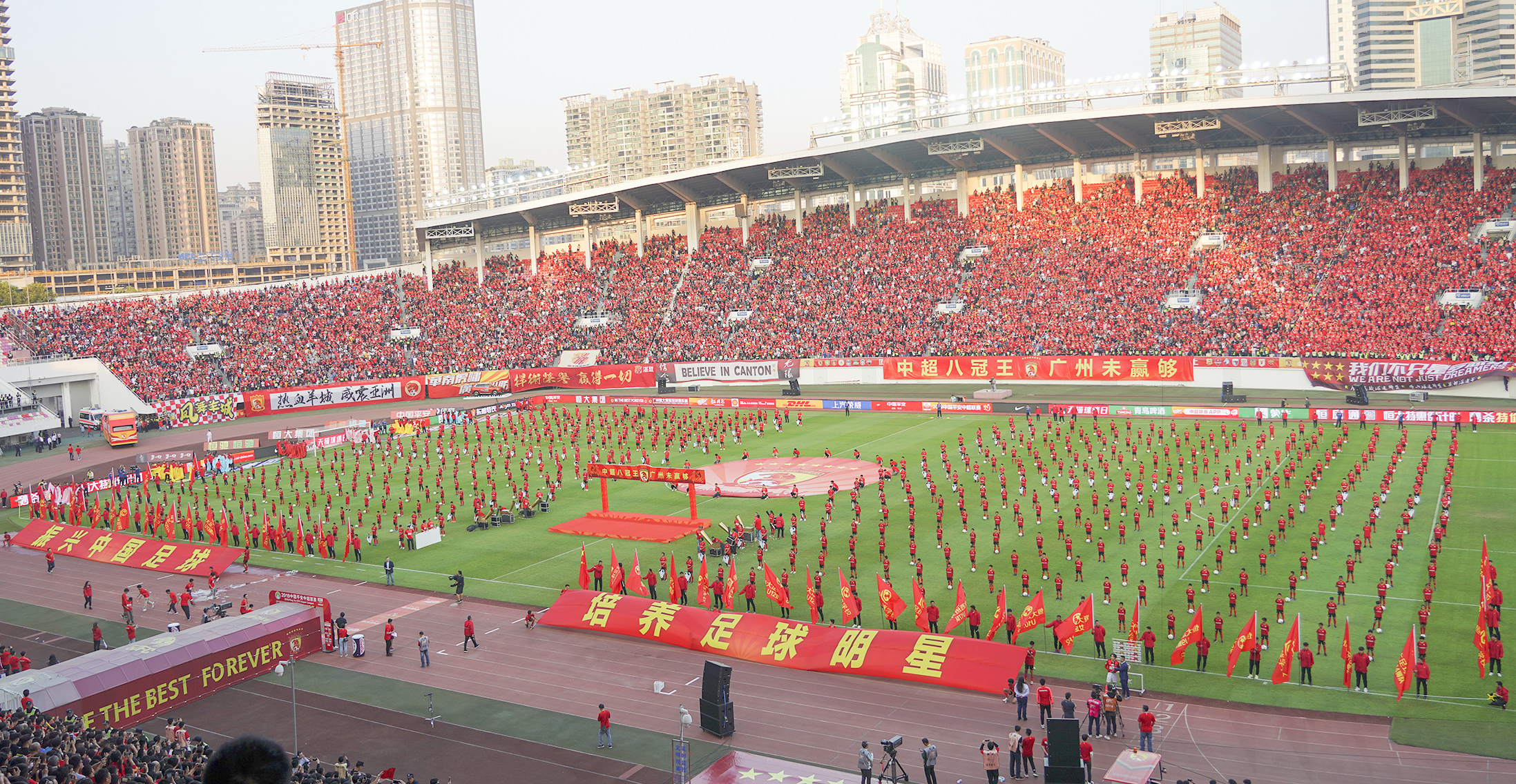 豪夺八冠王演绎王者光荣足校小将亮相庆典代表“未来”