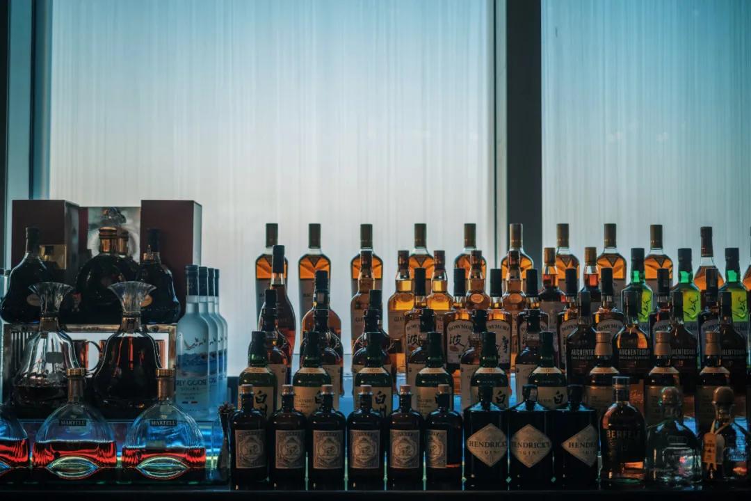 把繁华踩在脚下，将吃喝囊括周边。去长沙要住地标里