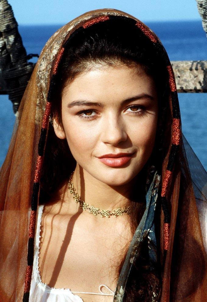 泽塔琼斯：和大25岁老公像同龄人，女儿没她漂亮，儿子遗传高颜值