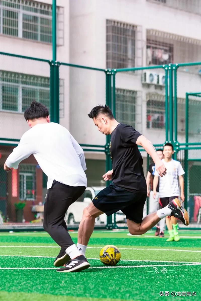 林丹脚踢球,林丹回到球场赢了