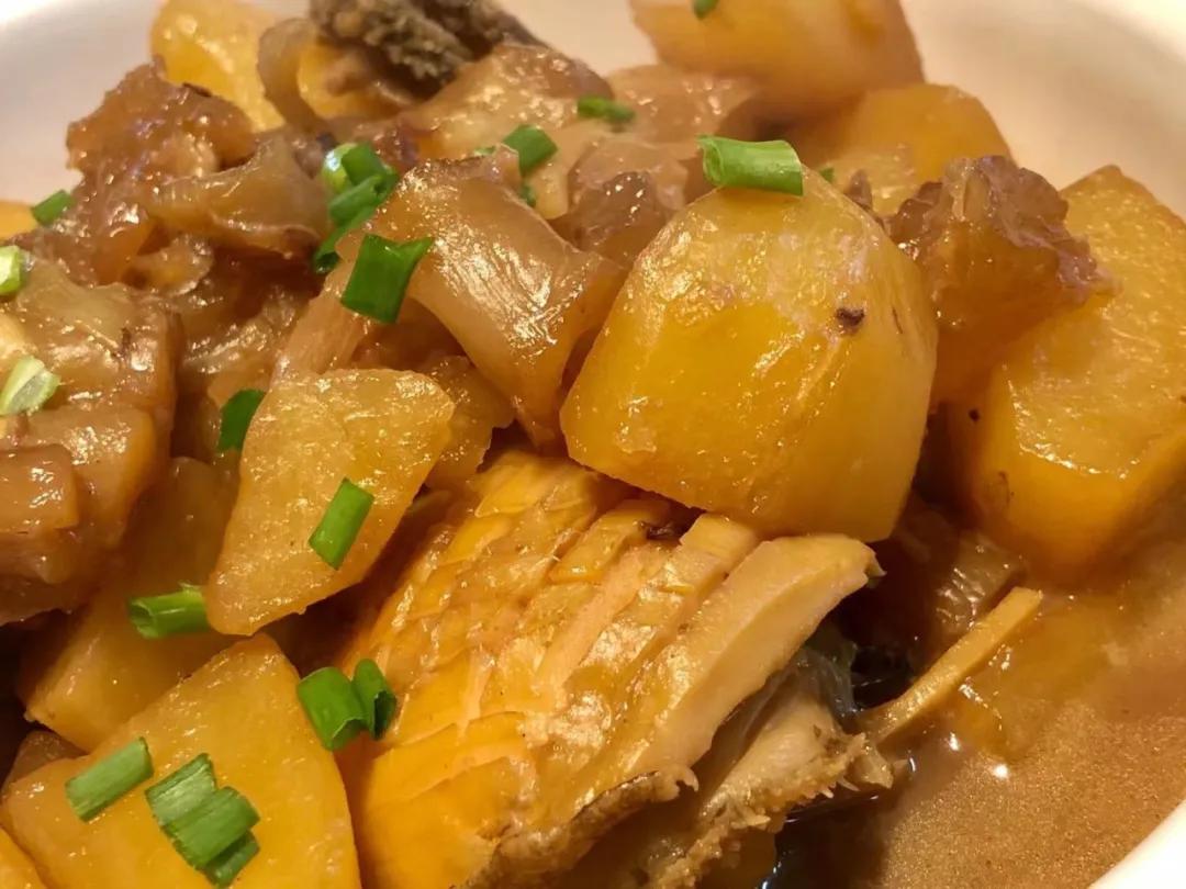 潮爸8月12日午餐记录，鲍鱼烧牛蹄筋、龙口粉丝烧大虾