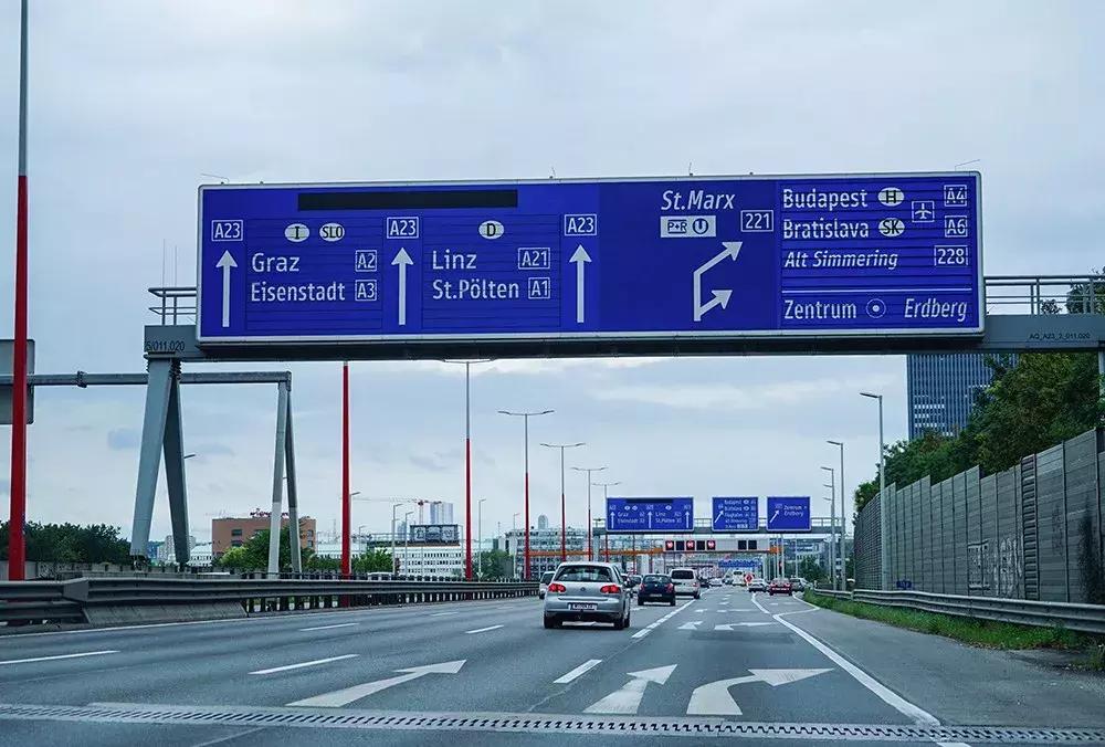 公共停车位被电动车霸占违不违法,电动车占用公共停车位的行为