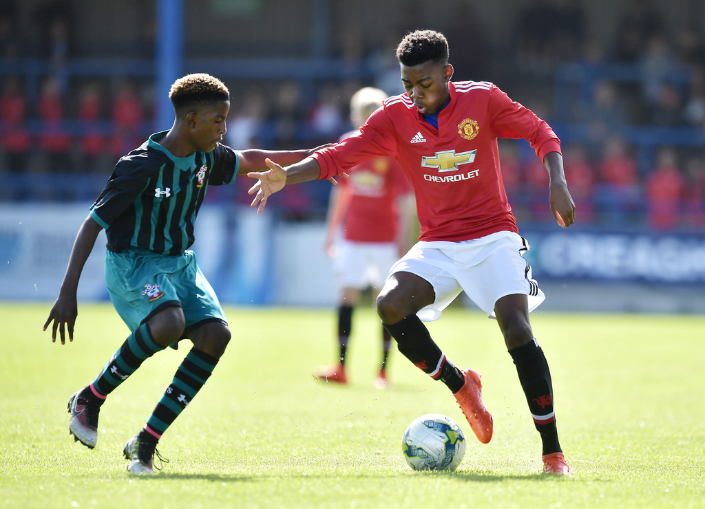 曼联17岁天才一球成名,曼联18岁首秀