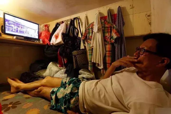 香港鸽笼房和棺材房真实生活,香港的棺材房是怎么样的