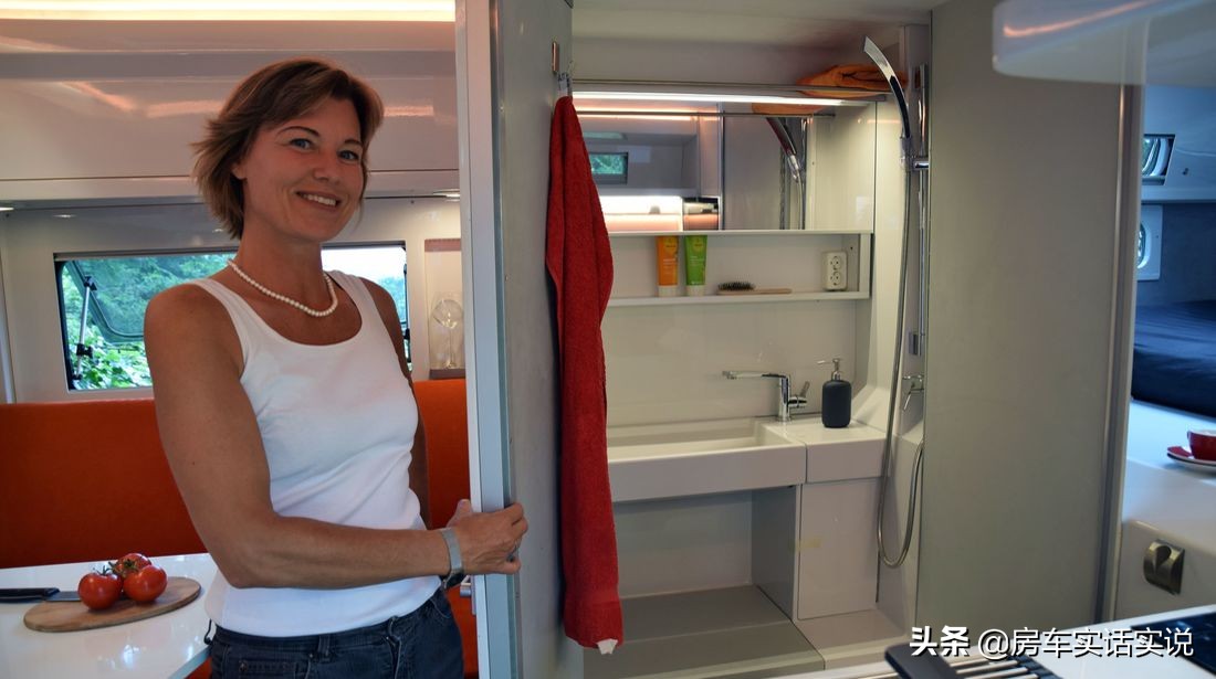 和一般常见的皮卡房车布局不同,dmax皮卡房车六座布局