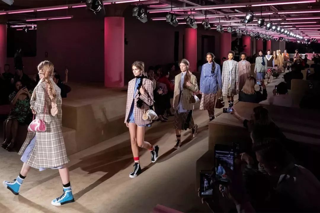prada2019秋冬女装配色要点,prada2020早春度假系列