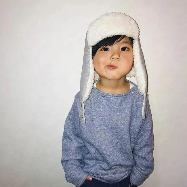 女版GD潮过陈冠希女儿？月入十万萌娃靠穿搭火爆ins