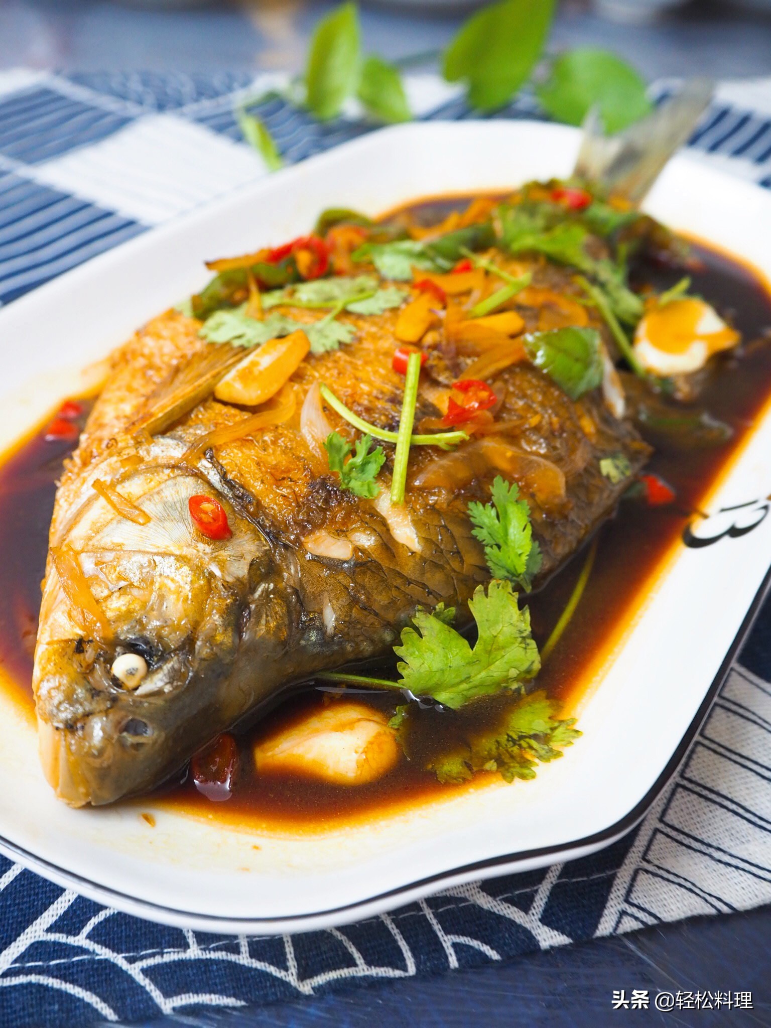 电锅红烧鱼不粘锅不掉皮的方法,红烧鱼怎么做不粘锅不掉皮窍门