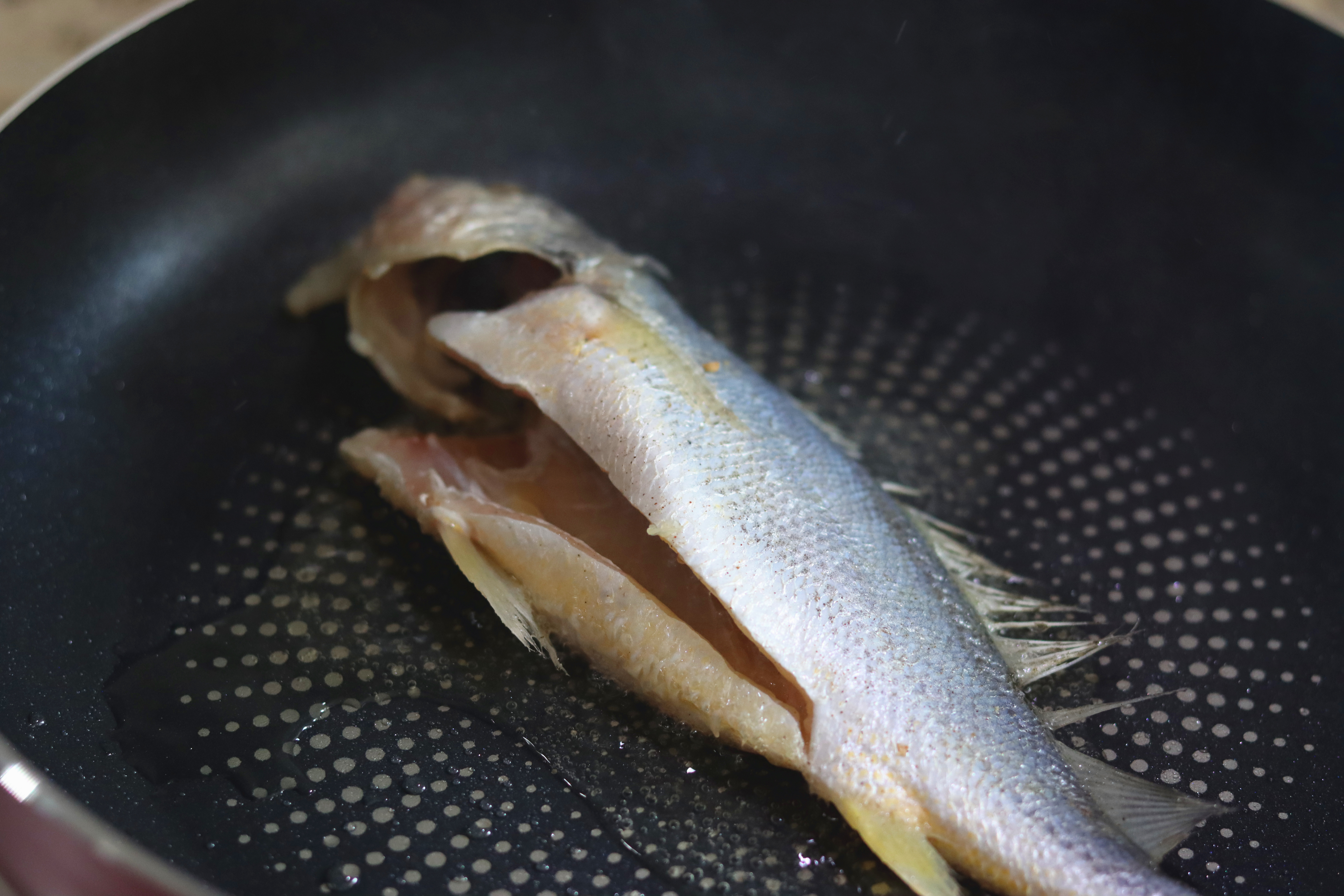 据说这个煎锅能聚油还超好用！——苏泊尔火红点聚油煎锅使用评测