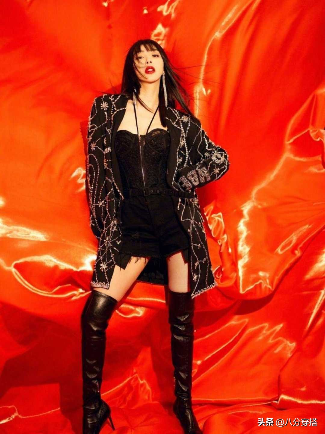 李菲儿太懂“时尚”，黑色垫肩西装配吊带潇洒利落，又美又飒